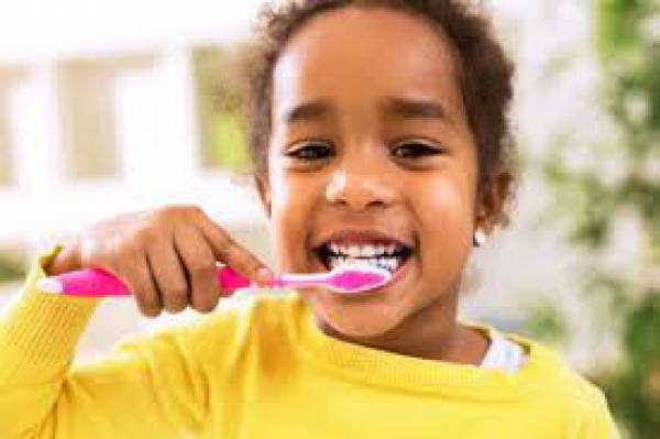 Quebra-cabeça sobre hábitos higiene.  Montar a imagem da criança escovando os dentes. - site efuturo.com.br
