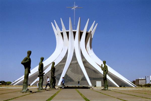 Catedral Metropolitana de Brasília  Descubra a maravilha arquitetônica de um dos pontos turísticos mais visitados de Brasília. - site efuturo.com.br